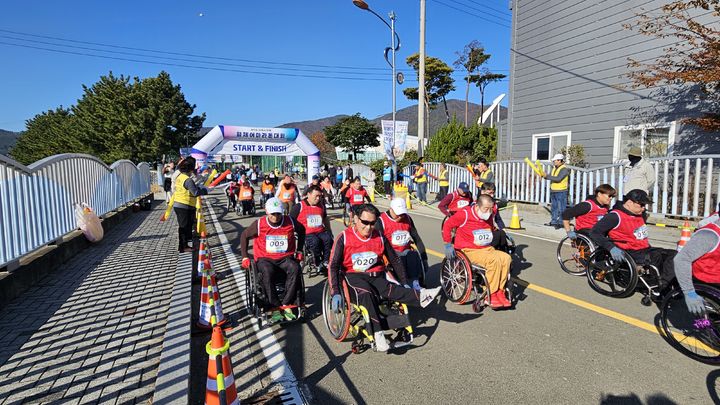 [거제=뉴시스] 신정철 기자= 제9회 거제시장배 휠체어마라톤대회가 지난 22일, 거제스포츠파크 일원에서 장애인과 비장애인 592명이 참가한 가운데 성황리에 개최됐다.사진은 5km 휠체어 경쟁 경기 모습.(사진=거제시 제공).2025.11.24. photo@newsis.com *재판매 및 DB 금지