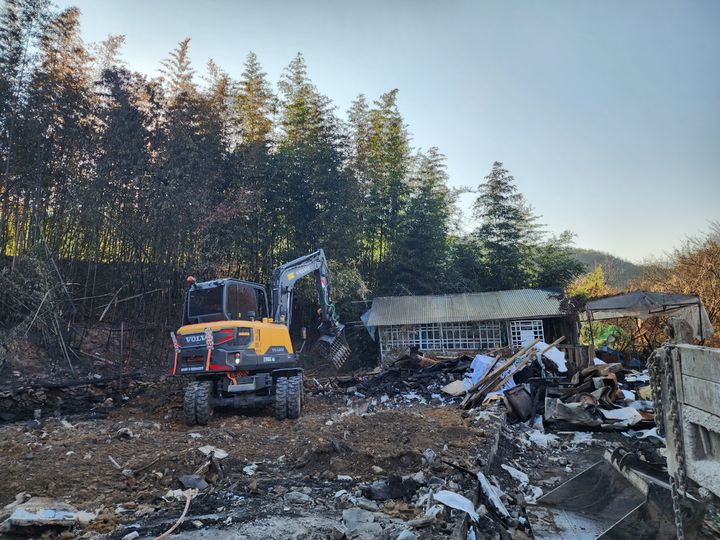 [밀양=뉴시스] 건설기계개별연맹사업자협의회 밀양지회가 상동면 신곡리 화재 현장에서 복구 작업을 진행하고 있다. (사진=밀양시 제공) 2025.11.24. photo@newsis.com *재판매 및 DB 금지