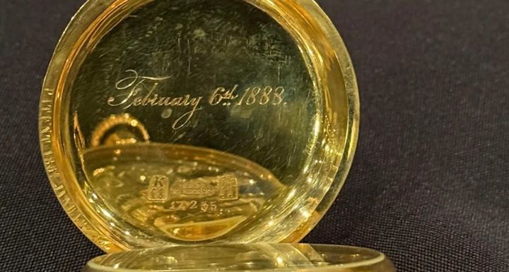 [뉴시스]회중시계 안에는 시계 주인인 스트라우스의 이니셜과 선물을 준 연도가 새겨져 있다. (사진 = BBC 캡처) *재판매 및 DB 금지