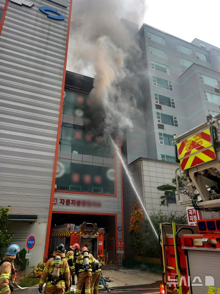 [고양=뉴시스] 화재 현장. (사진=경기도북부소방재난본부 제공) 2025.11.24 photo@newsis.com