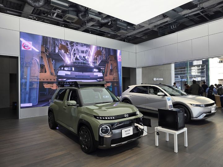 [오사카=뉴시스] 박현준 기자 = 지난달 30일 현대차 오사카 고객경험센터(CXC) 1층에 전시되어 있는 인스터(한국명 캐스퍼 일렉트릭) 크로스와 아이오닉 5 모습. 2025.10.30 parkhj@newsis.com *재판매 및 DB 금지