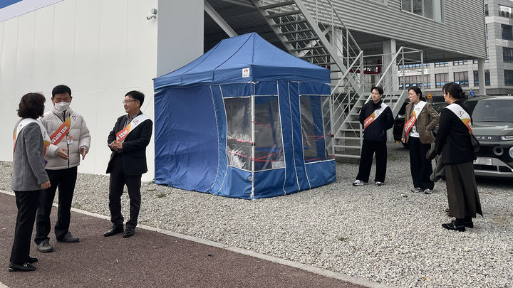 [서산=뉴시스] 충남 서산시청 토지관리과 직원 등이 예천동 신규 아파트 분양 계약 체결일에 맞춰 불법 중개행위 단속을 위해 현장에 나가 합동 단속을 벌이고 있다. (사진=서산시 제공) 2025.11.24. photo@newsis.com *재판매 및 DB 금지