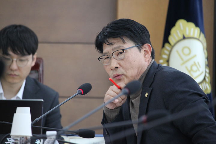 [천안=뉴시스] 최영민 기자=정도희 천안시의원이 24일 열린 감사관 소관 행정시무감사에서 질의를 하고 있다. 2025.11.24 ymchoi@newsis.com *재판매 및 DB 금지