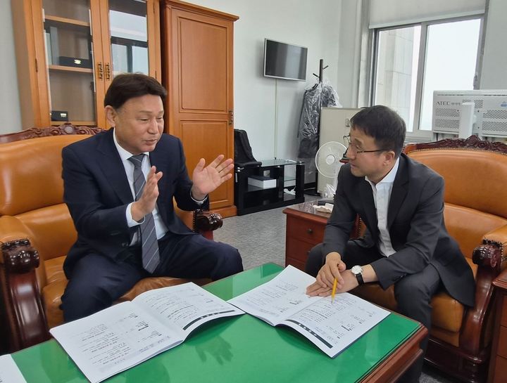 강임준 군산시장(왼쪽)이 한병도 국회 예산결산특별위원장에게 지역 현안사업을 설명하고 있다.(사진=군산시 제공) *재판매 및 DB 금지