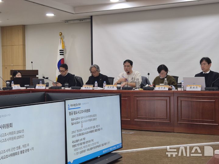 [서울=뉴시스] 이명동 기자 = 이호영(오른쪽 세번째) 전 사회적참사특별조사위원회 보좌관이 24일 오전 서울 영등포구 국회의원회권 제8간담회실에서 열린 중대재해 조사기구 설치의 필요성과 과제 토론회에 참석해 발언하고 있다. 이날 행사는 4·16세월호참사가족협의회, 4월16일의약속국민연대(4·16연대), 4·16재단, 더불어민주당 세월호특별위원회의 공동주최로 개최됐다. 2025.11.24. ddingdong@newsis.com 