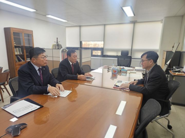 [세종=뉴시스] 최민호 세종시장과 (오른쪽)임기근 기재부 제2차관이 이야기를 하고 있다.(사진=세종시 제공). 2025.11.24. photo@newsis.com. *재판매 및 DB 금지