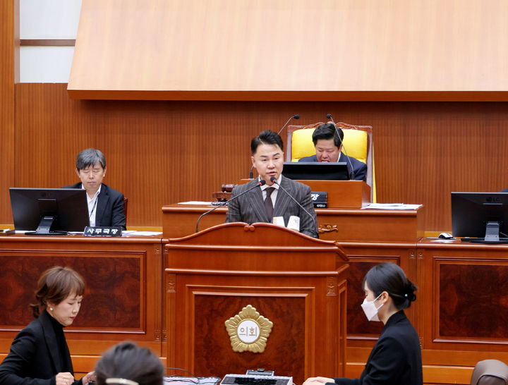[서울=뉴시스] 11월 17일 제348회 도봉구의회 정례회에서 시정연설 하는 오언석 도봉구청장. 2025.11.24. (사진=도봉구 제공) *재판매 및 DB 금지