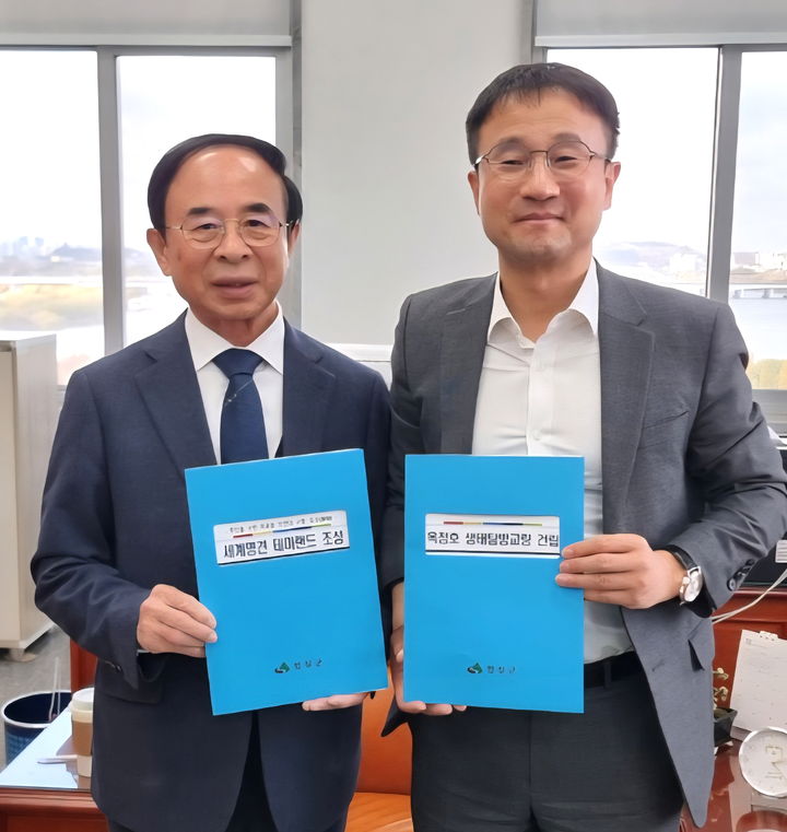 [임실=뉴시스] 21일 심민 임실군수가 '세계명견 테마랜드 조성사업'과 '옥정호 관광개발 사업'에 대한 국회단계 예산 반영을 요청하고자 국회에서 한병도 예결위원장을 만났다. 사업에 대해 설명한 심민 군수가 한병도 예결위원장과 사진을 찍고 있다. *재판매 및 DB 금지