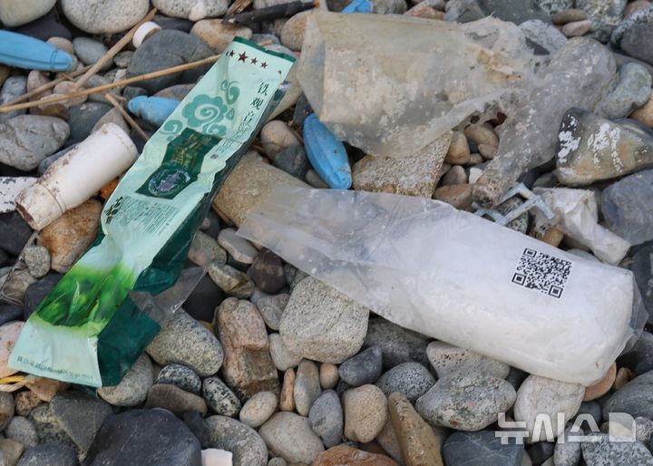 [울진=뉴시스] 안병철 기자 = 24일 오전 8시24분께 경북 영덕군 병곡면 백석해변 인근 해안가에서 '茶(차)' 글자가 인쇄된 녹색 포장지로 감싸진 백색 물질 1㎏이 발견됐다.(사진=울진해양경찰서 제공) 2025.11.24. photo@newsis.com