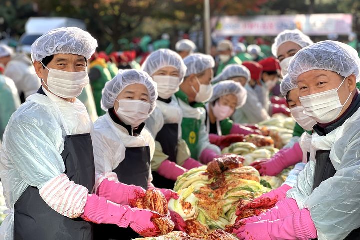 [대구=뉴시스] 대구 달서구는 달서구청 보건소 앞 주차장에서 달서구새마을회 주관으로 '2025 사랑의 김장 나누기'행사를 개최했다. (사진=대구 달서구 제공) 2025.11.24. photo@newsis.com *재판매 및 DB 금지