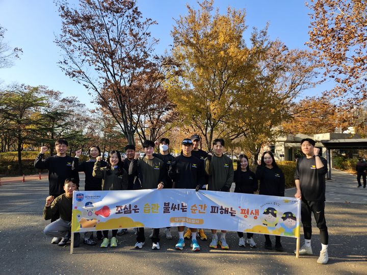 [대구=뉴시스] 대구 달서소방서는 러닝 동호회와 함께 화재 예방 캠페인을 실시했다. (사진=대구 달서소방서 제공) 2025.11.24. photo@newsis.com *재판매 및 DB 금지