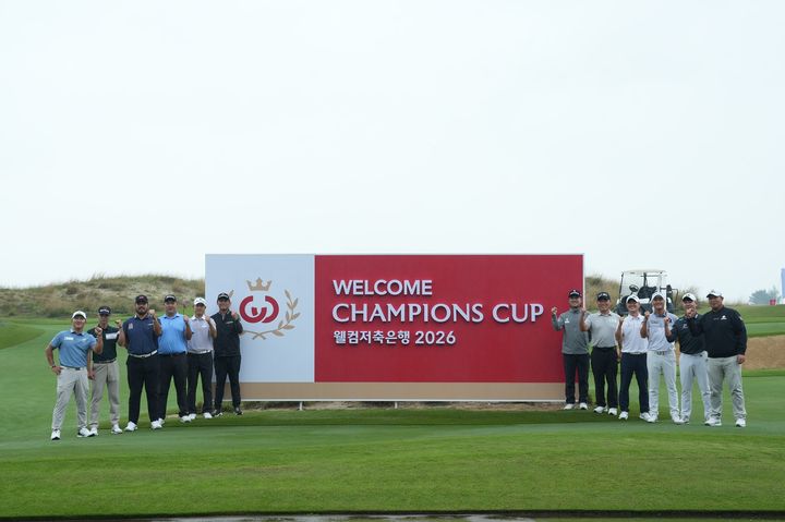 [서울=뉴시스]KPGA 웰컴저축은행 챔피언십 기념 사진. (사진=SBS골프 제공)
