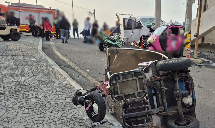 [제주=뉴시스] 24일 오후 제주시 우도 천진항 인근에서 승합차 돌진 사고가 발생해 경찰과 소방당국이 부상자 구조 및 수습에 나서고 있다. (사진=독자 제공) 2025.11.24. photo@newsis.com *재판매 및 DB 금지