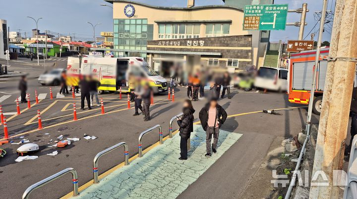[제주=뉴시스] 24일 오후 제주시 우도 천진항 인근에서 승합차 돌진 사고가 발생해 경찰과 소방당국이 부상자 구조 및 수습에 나서고 있다. (사진=독자 제공) 2025.11.24. photo@newsis.com