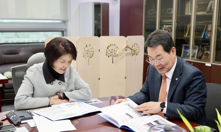 권익현 군수가 24일 한정애 더불어민주당 정책위원회 의장(왼쪽)을 찾아 지역 현안사업을 설명하고 있다.(사진=부안군 제공) *재판매 및 DB 금지