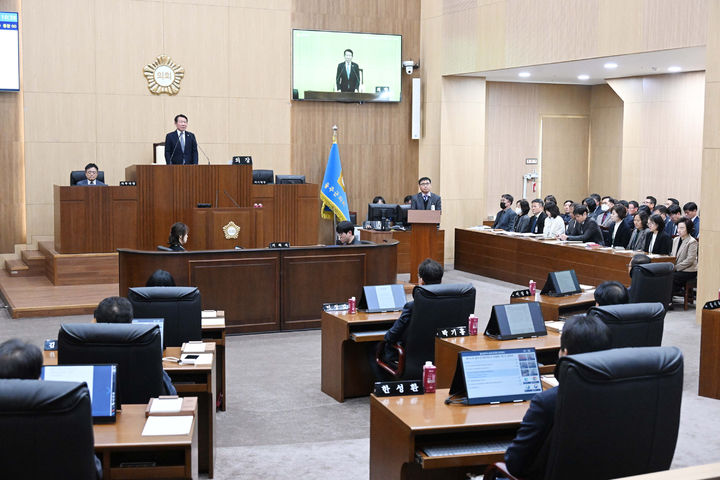 [울산=뉴시스] 울산 울주군의회(의장 최길영)는 24일 의회 본회의장에서 이순걸 군수를 비롯한 관계 공무원이 참석한 가운데 제242회 제2차 정례회 제1차 본회의를 열고 2025년도 마지막 의사일정을 시작했다. (사진= 울주군의회 제공) 2025.11.24.photo@newsis.com *재판매 및 DB 금지