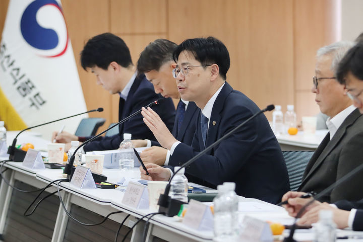 [세종=뉴시스] 강형석 농림축산식품부 차관이 지난달 24일 오후 정부세종청사에서 농어촌 기본소득 시범사업 대상 7개 군별 추진상황 점검회의를 주재하고 있다. (사진 = 농식품부 제공) 2025.11.24.