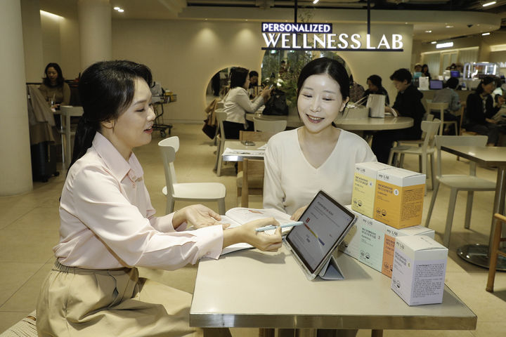 [서울=뉴시스] 고객들이 한국암웨이의 개인 맞춤형 마이크로바이옴 솔루션 '마이랩'의 분석 리포트를 살펴보고 있다. (사진=한국암웨이 제공)&nbsp; *재판매 및 DB 금지