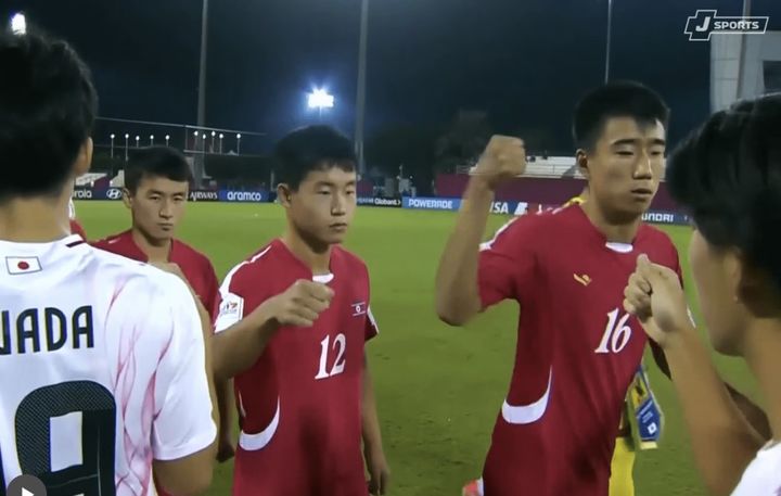 [서울=뉴시스]카타르에서 열린 U-17 월드컵 16강전, 킥오프 직전 일본 선수들과 하이파이브 대신 주먹을 내리치는 북한 선수들 모습. (사진출처: 아베마 타임스 캡처) 2025.11.24.