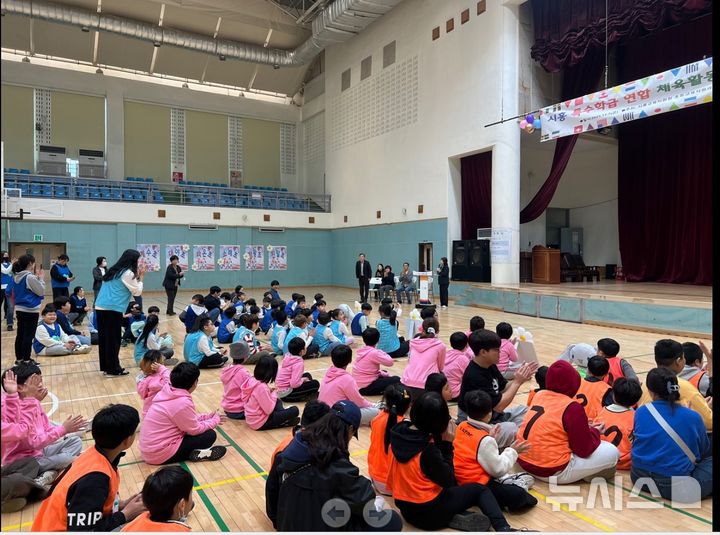 [시흥=뉴시스] 시흥교육지원청이 장애학생 특수학급 연합체육활동을 열고 있는 모습. (사진=시흥교육지원청 제공). 2025.11.24 photo@newsis.com