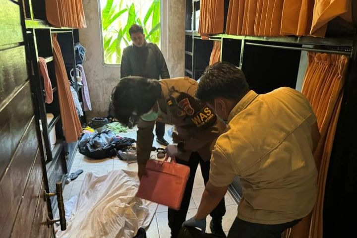 [뉴시스] 인도네시아 발리 바둥 경찰이 중국인 사망자가 나온 호스텔에서 현장 조사를 실시하는 모습. (사진=안타라통신/바둥경찰서) 2025.11.24 *재판매 및 DB 금지