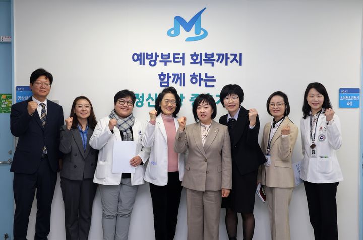 [서울=뉴시스] 홍소영 병무청장이 24일 국립정신건강센터를 방문해 병역의무자의 정신건강 지원 강화를 위합 협력 방안을 논의한 후 기념촬영을 하고 있다. (사진=병무청 제공) 2025.11.24. photo@newsis.com *재판매 및 DB 금지