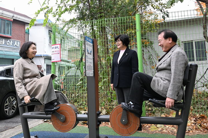 [서울=뉴시스] 어르신 놀이터 운동기구 직접 사용해보는 최호정 의장(왼쪽)과 이종환 부의장. 2025.11.24. (사진=서울시의회 제공) *재판매 및 DB 금지