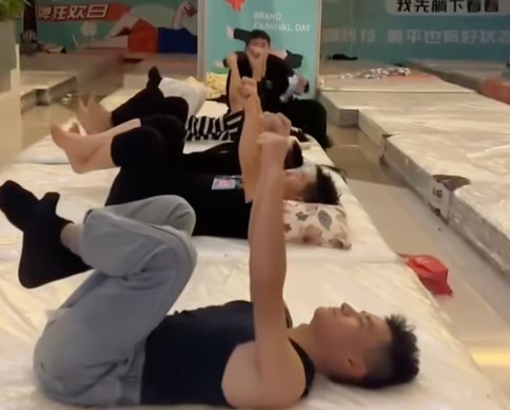 [뉴시스] 중국 내몽골 바오터우에서 열린 '오래 누워있기 대회'에서 33시간 35분 동안 매트리스 위에 누워 끝까지 버틴 23세 남성이 최종 우승을 차지했다는 소식이 전해졌다. (사진 = SCMP 캡처) 2025.11.24. *재판매 및 DB 금지