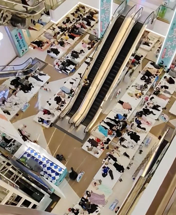 [뉴시스] 중국 내몽골 바오터우의 한 백화점에서 '오래 누워있기 대회'가 진행되고 있는 모습. (사진 = SCMP 캡처) 2025.11.24. *재판매 및 DB 금지