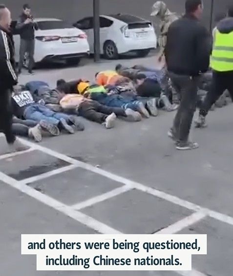 [서울=뉴시스]중앙아시아 키르기스스탄에서 지난 15일 중국 국영기업 소속 노동자들과 현지 근로자들 간 물리적 충돌이 발생해, 총선을 앞둔 민감한 시점에 반중 정서가 재차 확산될 조짐을 보이고 있다. 당시 현지 경찰이 체포작전을 수행 중인 모습. <사진출처: 자유유럽방송 인스타그램> 2025.11.24