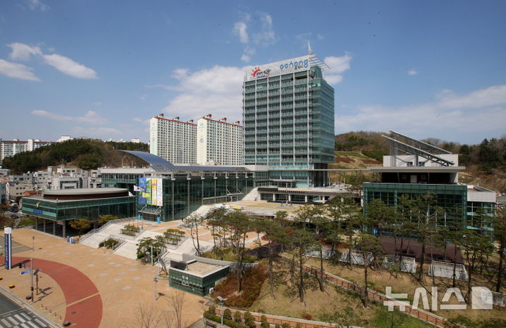 [포항=뉴시스] 송종욱 기자 = 포항시가 내년도 예산안 3조880억원을 편성해 본예산 첫 3조원을 돌파했다. 사진은 포항시청 전경. 2025.11.25. photo@newsis.com