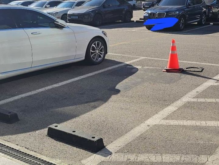 [뉴시스] 장애인 전용 주차구역 바닥에 그려진 장애인 마크가 고의적으로 검게 지워져 있다. (사진='보배드림' 캡처) *재판매 및 DB 금지