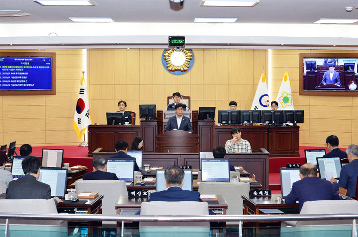 [광양=뉴시스] 광양시의회가 24일 광양항 배후 단지 화재 관련, '폐기물 전수조사 및 재발 방지 대책 마련 촉구 성명서'를 발표하고 있다. (사진=광양시의회 제공) 2025.11.24. photo@newsis.com *재판매 및 DB 금지