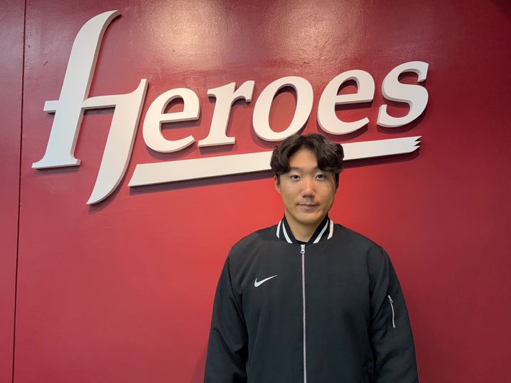 [서울=뉴시스]5년 만에 프로야구 키움 히어로즈로 돌아온 외야수 추재현이 24일 고척스카이돔에서 설종진 감독 및 선수단과 상견례를 가진 뒤 취재진을 만나 사진을 찍고 있다. 2025.11.24. spicy@newsis.com *재판매 및 DB 금지