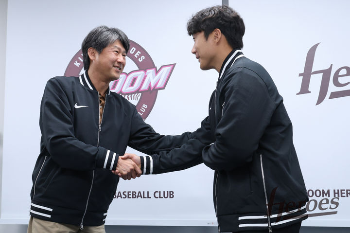 [서울=뉴시스]프로야구 키움 히어로즈로 이적한 외야수 추재현이 24일 고척스카이돔에서 설종진 감독과 만나 악수하고 있다. (사진=키움 히어로즈 제공) 2025.11.24. photo@newsis.com *재판매 및 DB 금지