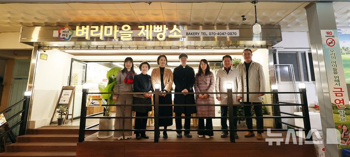 [안양=뉴시스] 안양시의회 보사 환경위 소속 시 의원들이 장애인 작업장 '벼리 마을'을 방문한 가운데 기념 촬영을 하고 있다. (사진=안양시 의회 제공).2025.11.25.photo@newsis.com