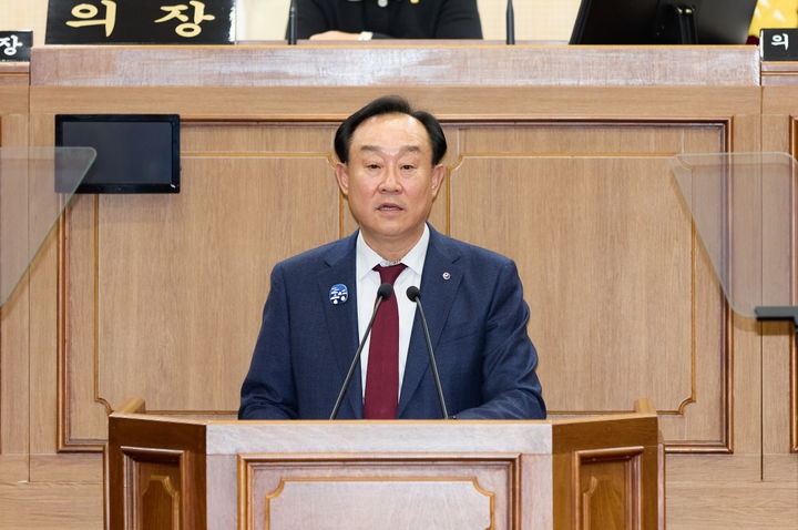 [통영=뉴시스] 신정철 기자= 천영기 통영시장은 24일, 제240회 통영시의회 제2차 정례회 제1차 본회의에서 시정 연설을 통해 시정 운영방향을 제시하고, 2025년 대비 442억 원이 중가한(5.48%) 8501억 원의 2026년도 예산안을 설명했다.사진은 천영기 시장의 시정연설 모습.(사진=통영시 제공).2025.11.24. photo@newsis.com *재판매 및 DB 금지