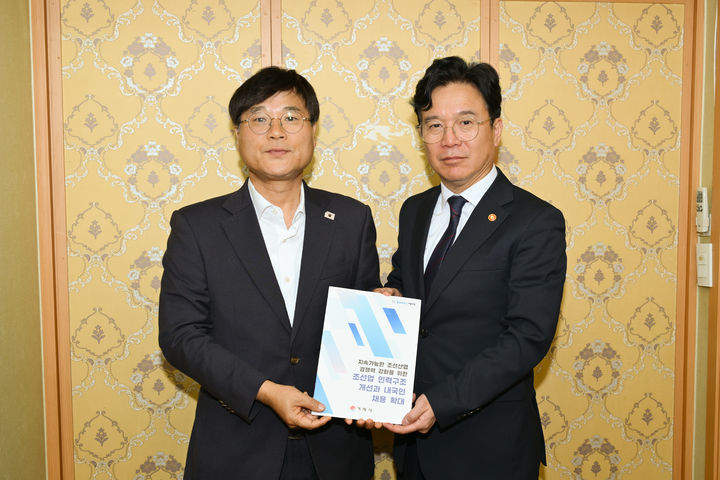 [거제=뉴시스] 신정철 기자= 변광용 거제시장은 24일, 김영훈 고용노동부 장관을 만나 외국인 노동자 쿼터 축소, 조선산업기본법 제정, 내국인 채용 확대 등 지역 현안을 건의했다.사진은 변 시장(사진, 왼쪽)이 김영훈 장관에게 거제지역 현안 건의문을 전달하고 기념사진을 촬영하고 있다.(사진=거제시 제공).2025.11.24. photo@newsis.com *재판매 및 DB 금지