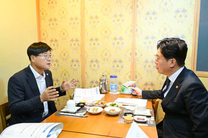 [거제=뉴시스] 신정철 기자= 변광용 거제시장은 24일, 김영훈 고용노동부 장관을 만나 외국인 노동자 쿼터 축소, 조선산업기본법 제정, 내국인 채용 확대 등 지역 현안을 건의했다.사진은 변 시장(사진, 왼쪽)이 김영훈 장관에게 2025년 10월 기준 거제시 외국인 인구는 1만 5000여 명으로, 최근 5년 동안 3배 가까이 증가했다며 외국인 노동자 쿼터 축소의 당위성을 설명하고 있다.(사진=거제시 제공).2025.11.24. photo@newsis.com *재판매 및 DB 금지