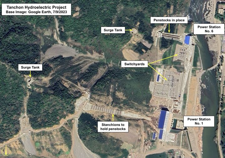[서울=뉴시스] 북한 전문매체 NK뉴스의 프리미엄 서비스 NK프로는 인공위성 사진 분석 결과 등을 토대로 지난 6월 26~29일 사이 북한 함경남도 단천 수력발전소 시설의 조압수조 가운데 한 곳에서 치명적인 압력 분출이 발생해 스위치야드(발전소 전기를 송전선로로 공급하거나 공급받는 설비) 두 곳과 이미 완공된 6호 발전소가 파손됐다고 24일 보도했다. (사진=NK뉴스 보도 갈무리) 2025.11.24. *재판매 및 DB 금지