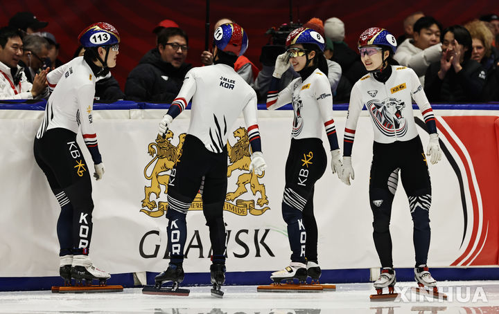 [그단스크=신화/뉴시스] 한국 남녀 쇼트트랙 선수들이 23일(현지 시간) 폴란드 그단스크의 할라 올리비아에서 열린 2025-26 국제빙상경기연맹(ISU) 쇼트트랙 월드투어 3차 혼성 2000m 결선 경기를 마치고 우승을 자축하고 있다. 김길리, 최민정, 이정민, 임종언이 출전한 한국은 2분40초155를 기록하며 금메달을 목에 걸었다. 2025.11.24.