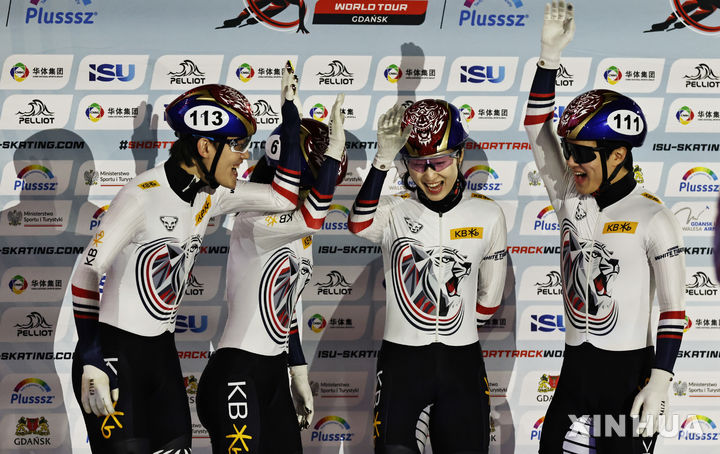[그단스크=신화/뉴시스] 한국 남녀 쇼트트랙 선수들이 23일(현지 시간) 폴란드 그단스크의 할라 올리비아에서 열린 2025-26 국제빙상경기연맹(ISU) 쇼트트랙 월드투어 3차 혼성 2000m 결선 경기를 마치고 우승을 자축하고 있다. 김길리, 최민정, 이정민, 임종언이 출전한 한국은 2분40초155를 기록하며 금메달을 목에 걸었다. 2025.11.24.