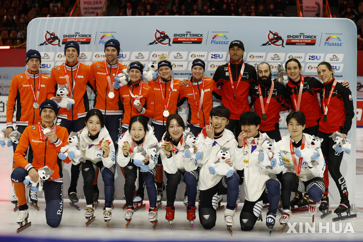 [그단스크=AP/뉴시스]쇼트트랙 혼성 계주 금메달. 2025.11.23.
