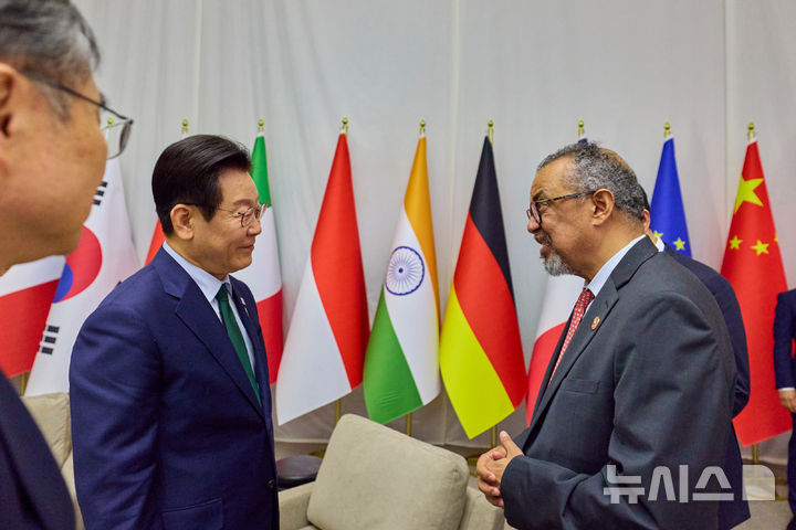 [요하네스버그=뉴시스] 최동준 기자 = 이재명 대통령이 2025년 11월 23일 남아프리카공화국 요하네스버그 엑스포 센터에서 열린 G20 정상회의에서 테워드로스 아드하놈 거브러여수스 세계보건기구(WHO) 사무총장과 양자 회담을 하고 있다. (공동취재) photocdj@newsis.com. 2026. 05. 10.