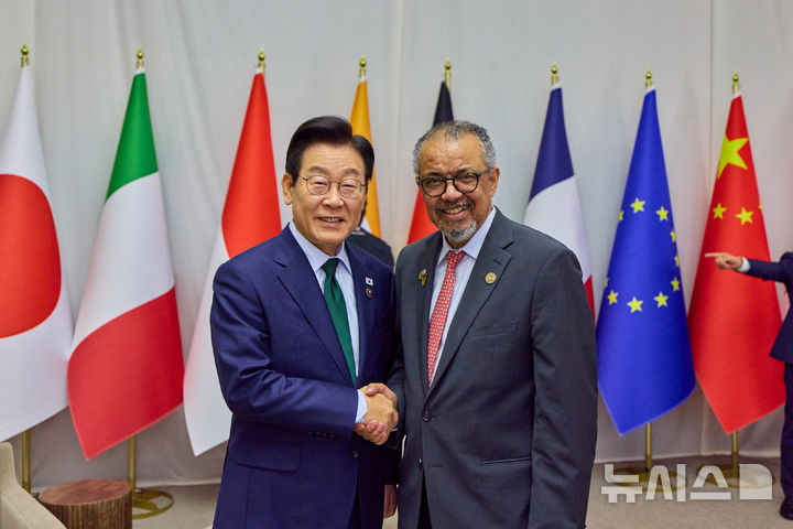 [요하네스버그=뉴시스] 최동준 기자 = 이재명 대통령이 11월 23일 남아프리카공화국 요하네스버그 엑스포 센터에서 열린 G20 정상회의에서 테워드로스 아드하놈 거브러여수스 세계보건기구(WHO) 사무총장과 양자 회담 중 기넘촬영을 하고 있다. (공동취재) 2025.12.12. 