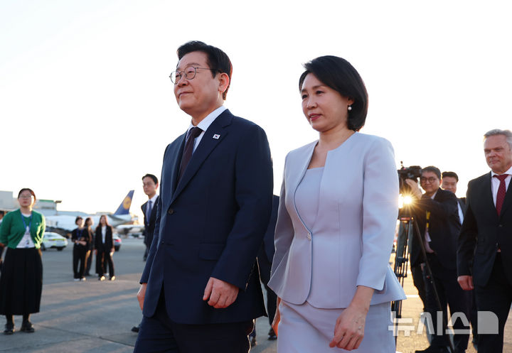 [요하네스버그=뉴시스] 최동준 기자 = G20 정상회의 일정을 마친 이재명 대통령과 김혜경 여사가 23일(현지 시간) 남아프리카공화국 요하네스버그 국제공항에서 튀르키예 앙카라로 출발하기 위해 공군 1호기로 향하고 있다. 2025.11.24. photocdj@newsis.com