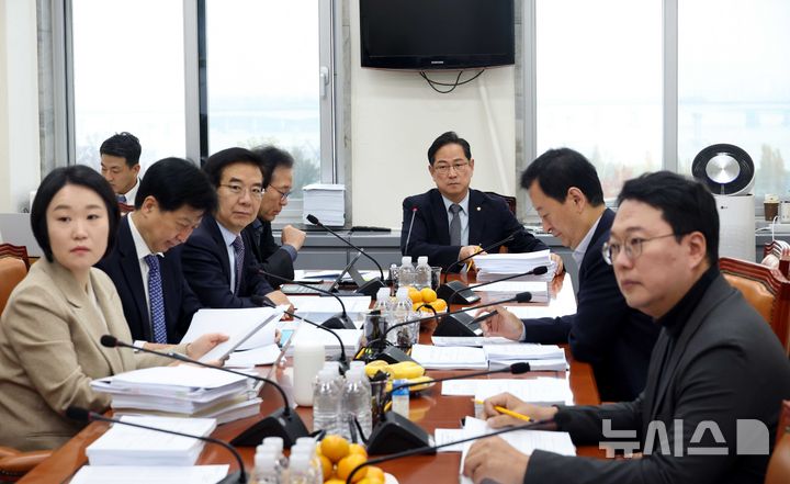 [서울=뉴시스] 조성봉 기자= 박수영 기재위 조세소위 위원장이 24일 오전 서울 여의도 국회에서 열린 기획재정위원회 조세소위원회에서 회의를 주재하고 있다. 2025.11.24. suncho21@newsis.com