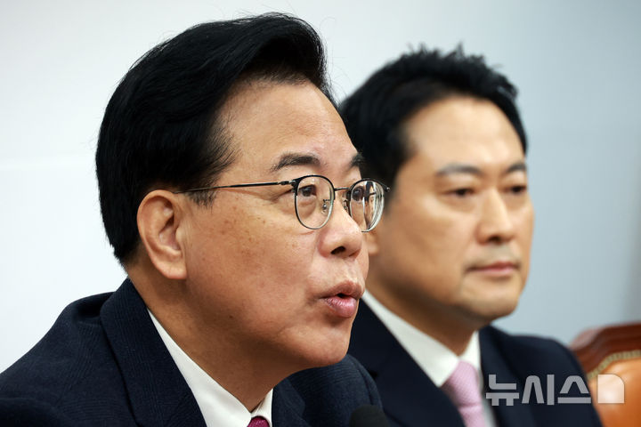 [서울=뉴시스] 고승민 기자 = 송언석 국민의힘 원내대표가 24일 서울 여의도 국회에서 열린 최고위원회의에서 발언하고 있다. 2025.11.24. kkssmm99@newsis.com