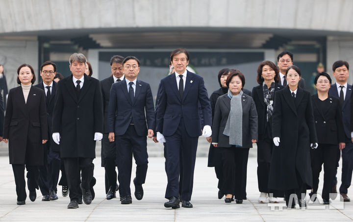 [서울=뉴시스] 황준선 기자 = 조국 조국혁신당 신임 당대표가 24일 오전 서울 동작구 국립서울현충원 현충탑을 참배한 뒤 이동하고 있다. 2025.11.24. hwang@newsis.com