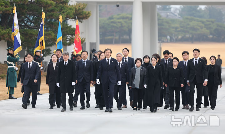 [서울=뉴시스] 황준선 기자 = 조국 조국혁신당 신임 당대표가 24일 오전 서울 동작구 국립서울현충원 현충탑을 참배하고 있다. 2025.11.24. hwang@newsis.com